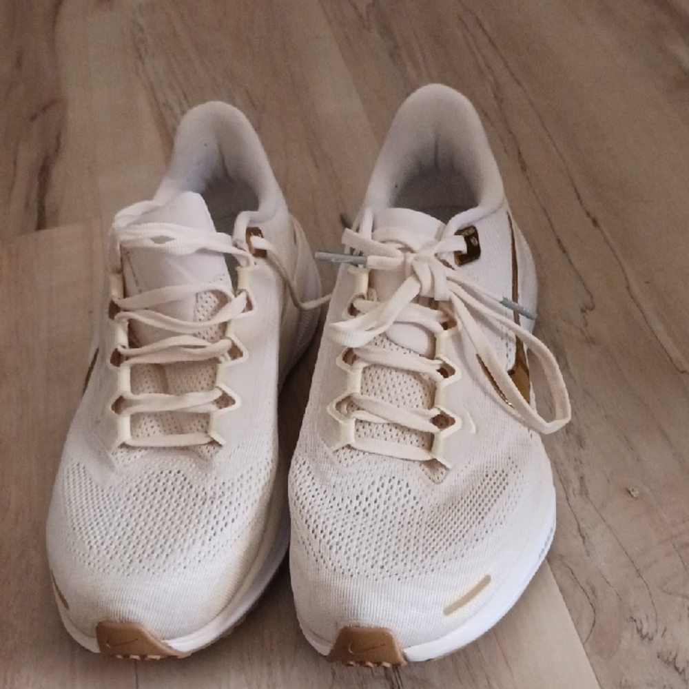 Nike Women's Cream and Gold Sneakers